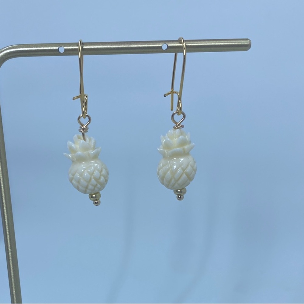 Chic Pineapple Drop Earrings in Ivory and Gold